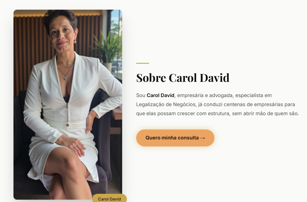 Carol David, sentada em um ambiente acolhedor com luz natural